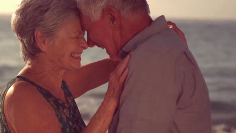 Linda-Pareja-De-Ancianos-Abrazándose