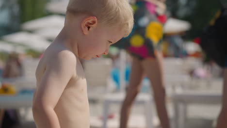 Neugieriger-Blonder-Kleinkind-Geht-Am-öffentlichen-Strand-Entlang