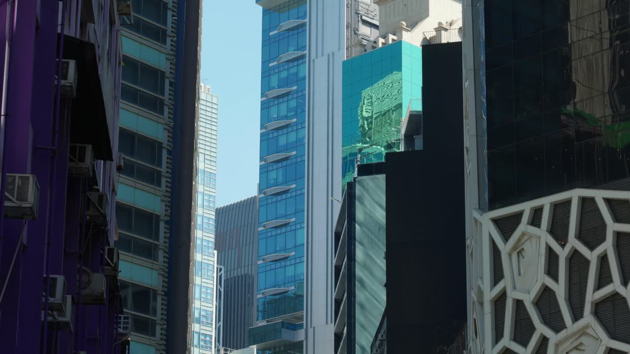 Veduta panoramica di condomini e grattacieli nel centro di Hong Kong, Cina, in una giornata di sole, che mostra una densa vita urbana e un'architettura moderna.