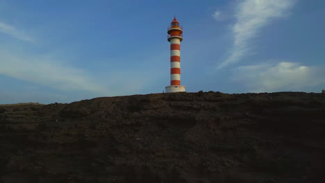 Silhouette-Am-Horizont:-Flug-über-Den-Leuchtturm-Punta-De-Sardina-Und-Die-Küste-In-Galdar,-Gran-Canaria