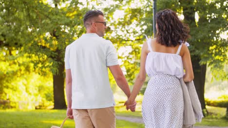 Feliz-Pareja-Haciendo-Un-Picnic-En-El-Parque-De-Verano.-Concepto-De-Ocio-Y-Personas.-Feliz-Pareja-Con-Comida-Haciendo-Un-Picnic-En-El-Parque-De-Verano.