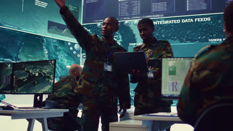 comandantes del ejército que supervisan las operaciones de campo con datos en tiempo real