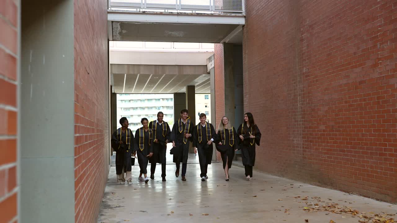 Dimissionsfest: Studenter kaster med huer i luften