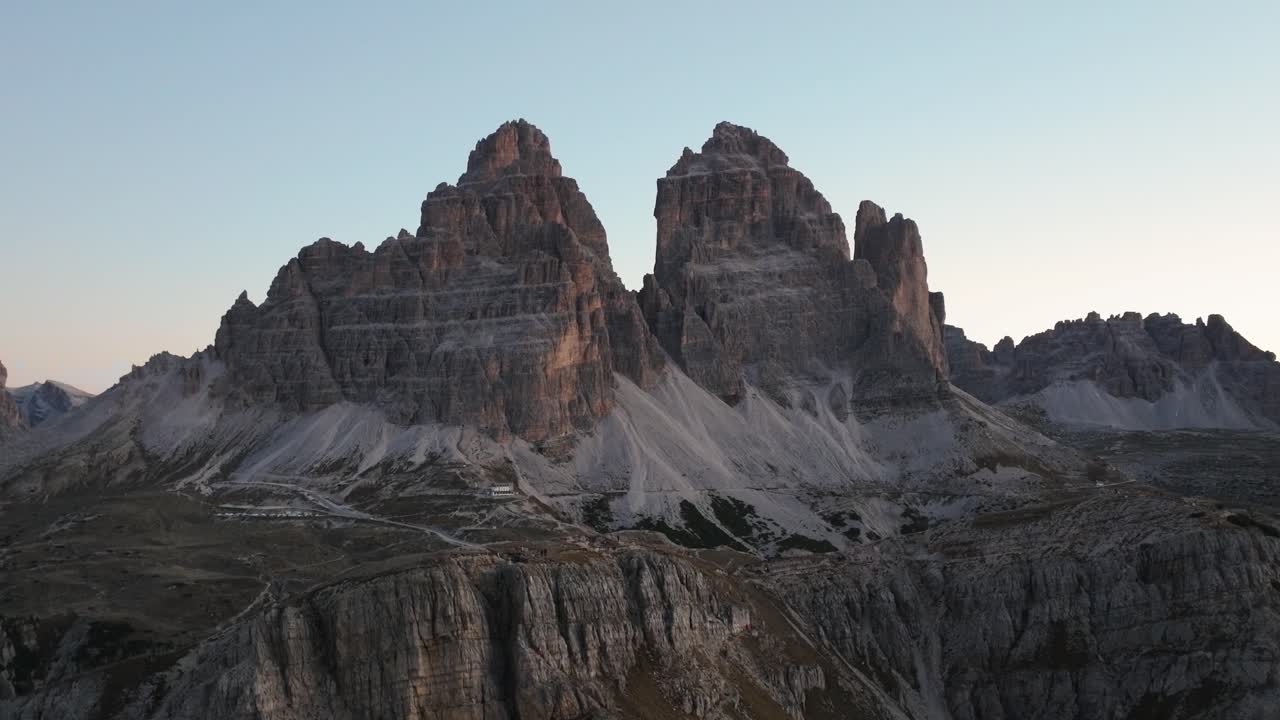 Filmato aereo cinematografico 4K delle Tre Cime di Lavaredo - Dolomiti - Italia_0101