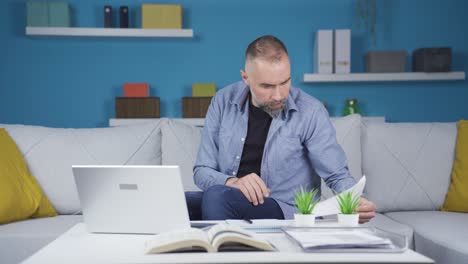 trabajador de oficina en casa generando soluciones y haciendo cálculos.