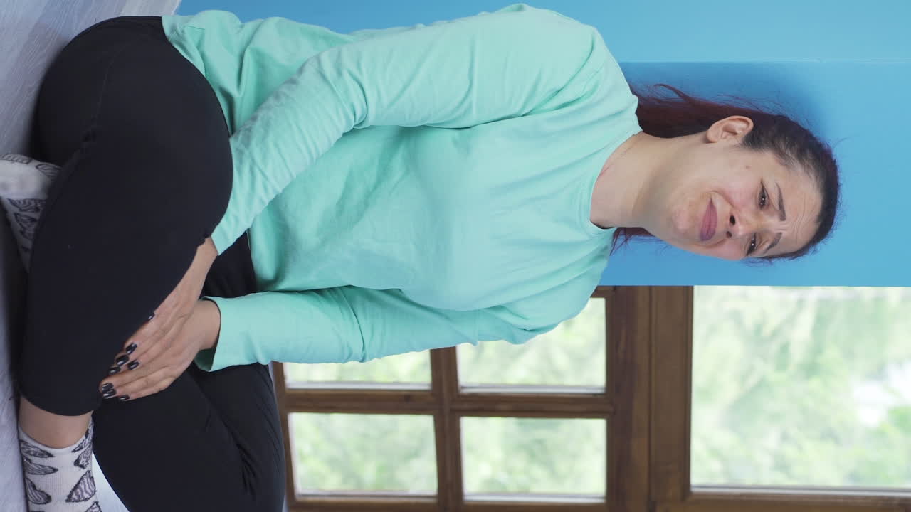 심리적 문제를 가진 여성의 수직 비디오.