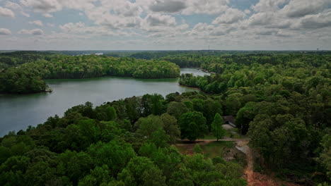 Lake-Hartwell-Georgia-Aerial-V10-Low-Level-Drohnenüberflug-Gumlog-Häuser-Am-Seeufer,-Aufnahme-Der-Wunderschönen-Landschaft-Des-Wasserreservoirs-An-Einem-Sonnigen-Sommertag-–-Aufgenommen-Mit-Mavic-3-Cine-–-April-2022