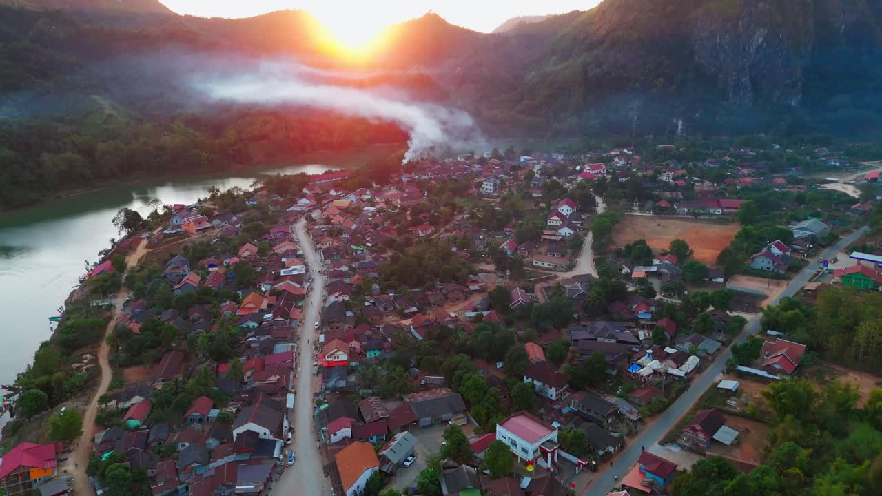 un dron aéreo revela al atardecer el pueblo de nong khiaw en la provincia de luang prabang de laos