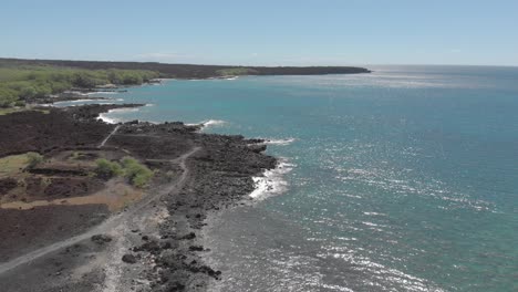 hermosa foto de drone 4k de playa volcánica de arena negra