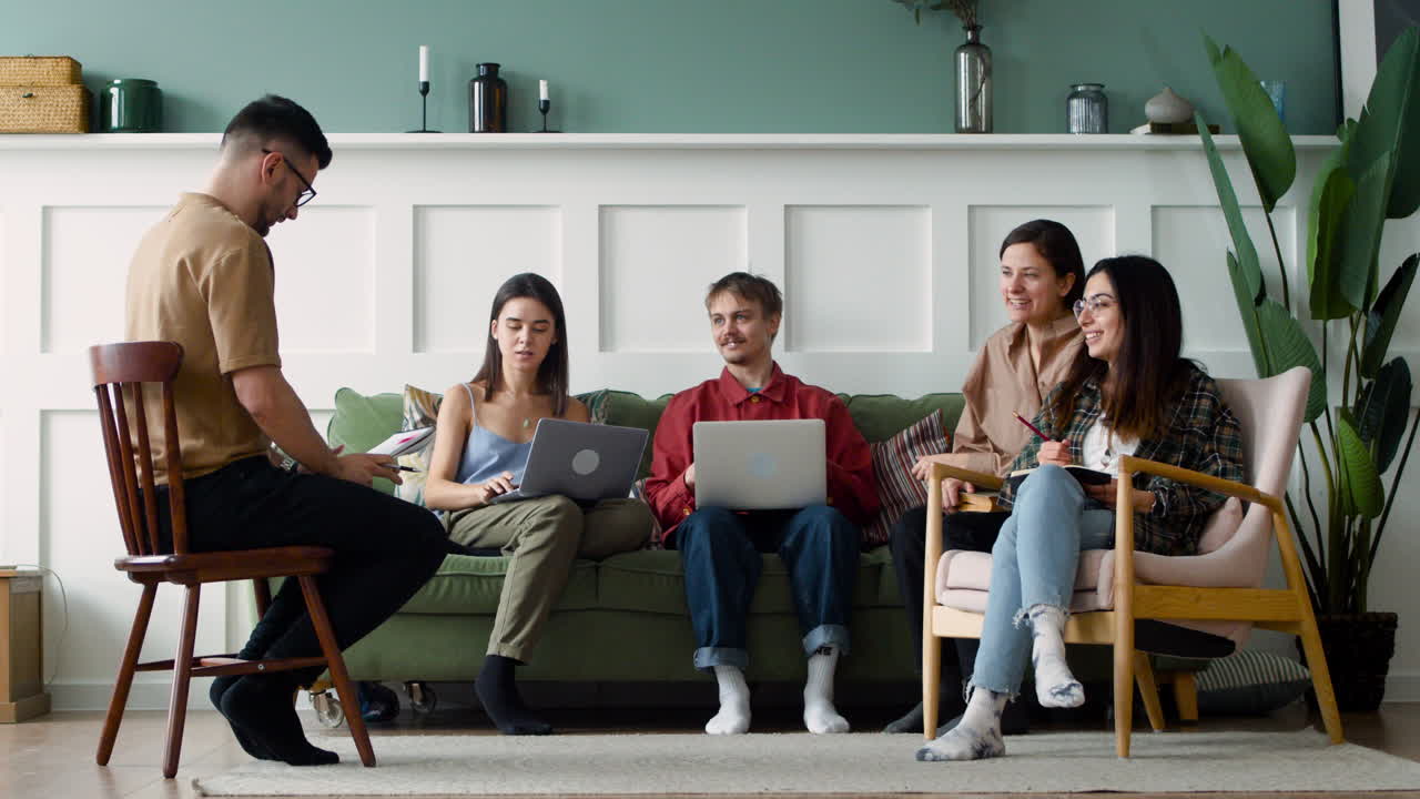 소파와 의자에 앉아 공부하는 그룹 1