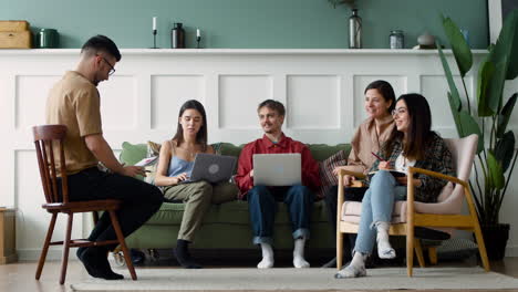 grupo de estudio sentado en un sofá y sillas 1