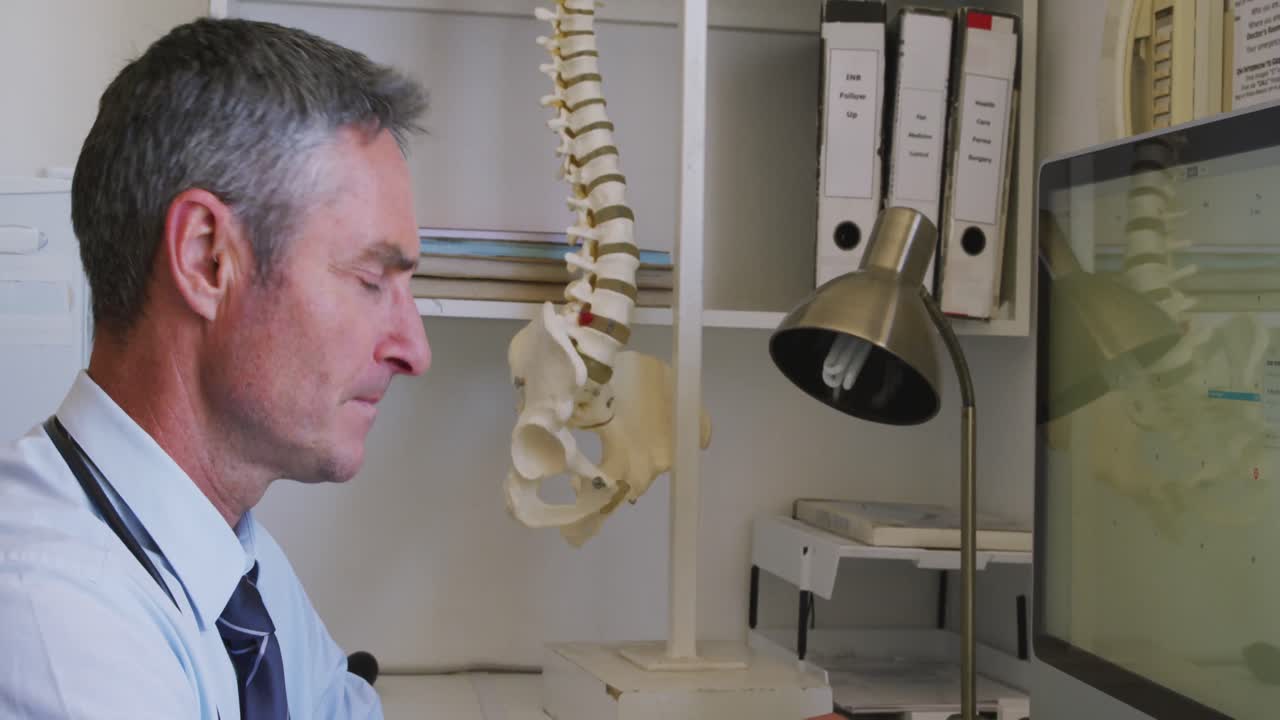 médico que trabaja en esta oficina en un hogar de ancianos