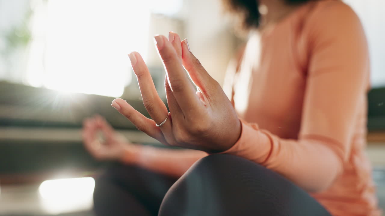 실내 명상하는 여자