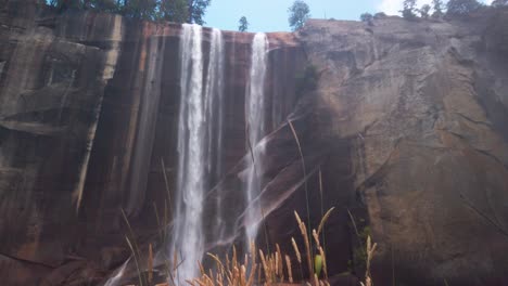 Tiro-Inclinado-Hacia-Arriba-Desde-La-Hierba-Silvestre-Hasta-Las-Cataratas-Primaverales