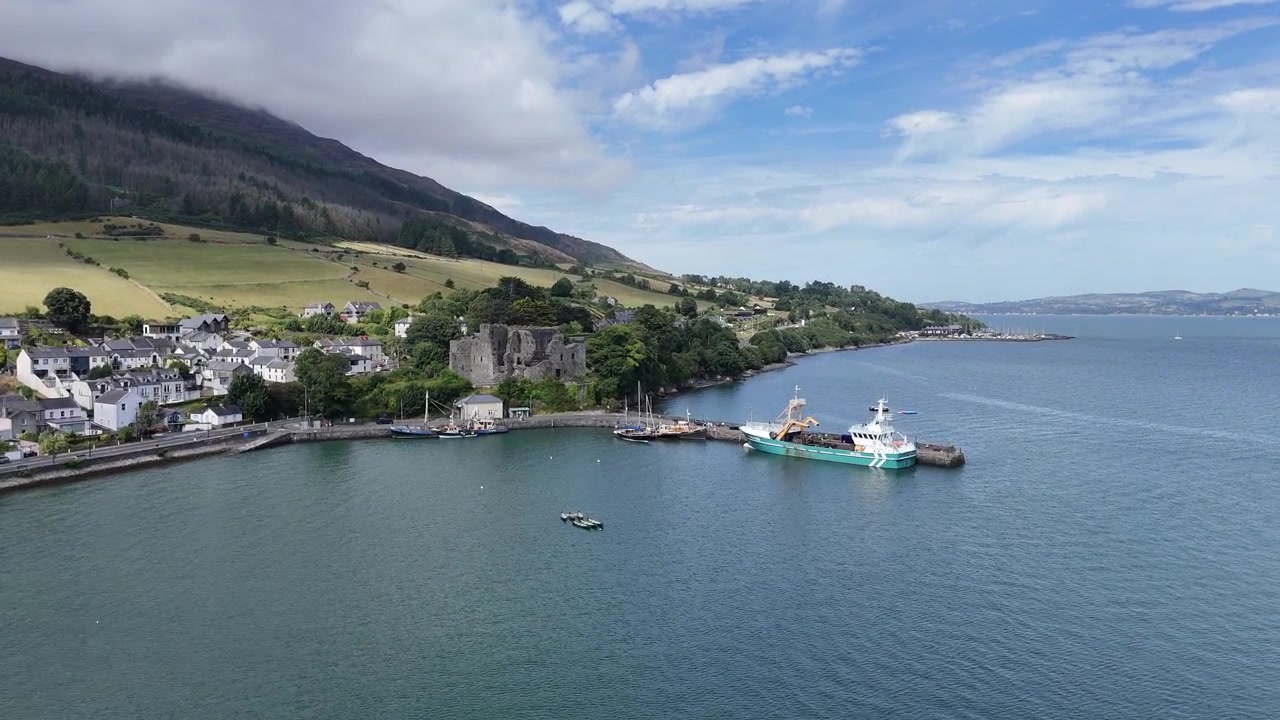 Sebuah video yang menampilkan pelabuhan di Carlingford, County Louth, Irlandia. Video ini menunjukkan sebuah kapal besar berlabuh di teluk pelabuhan kota sambil juga menampilkan pegunungan di latar belakang.