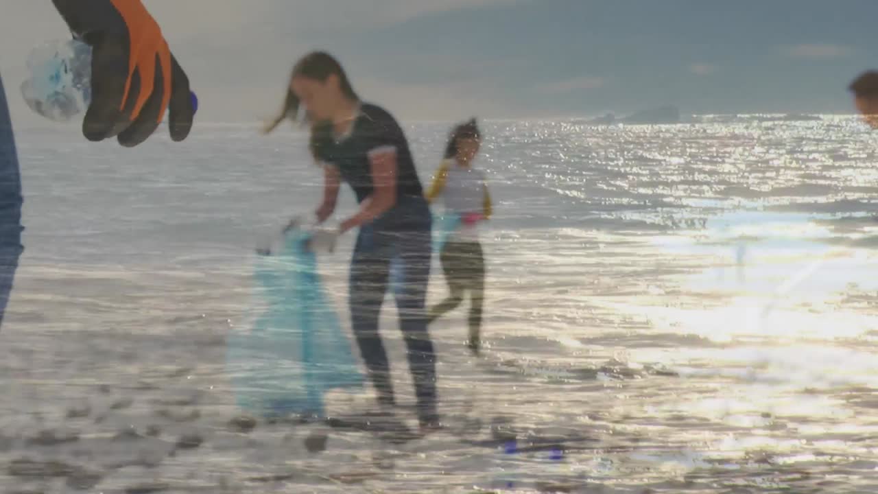 animación del mar sobre diversas mujeres recogiendo botellas de plástico en la playa