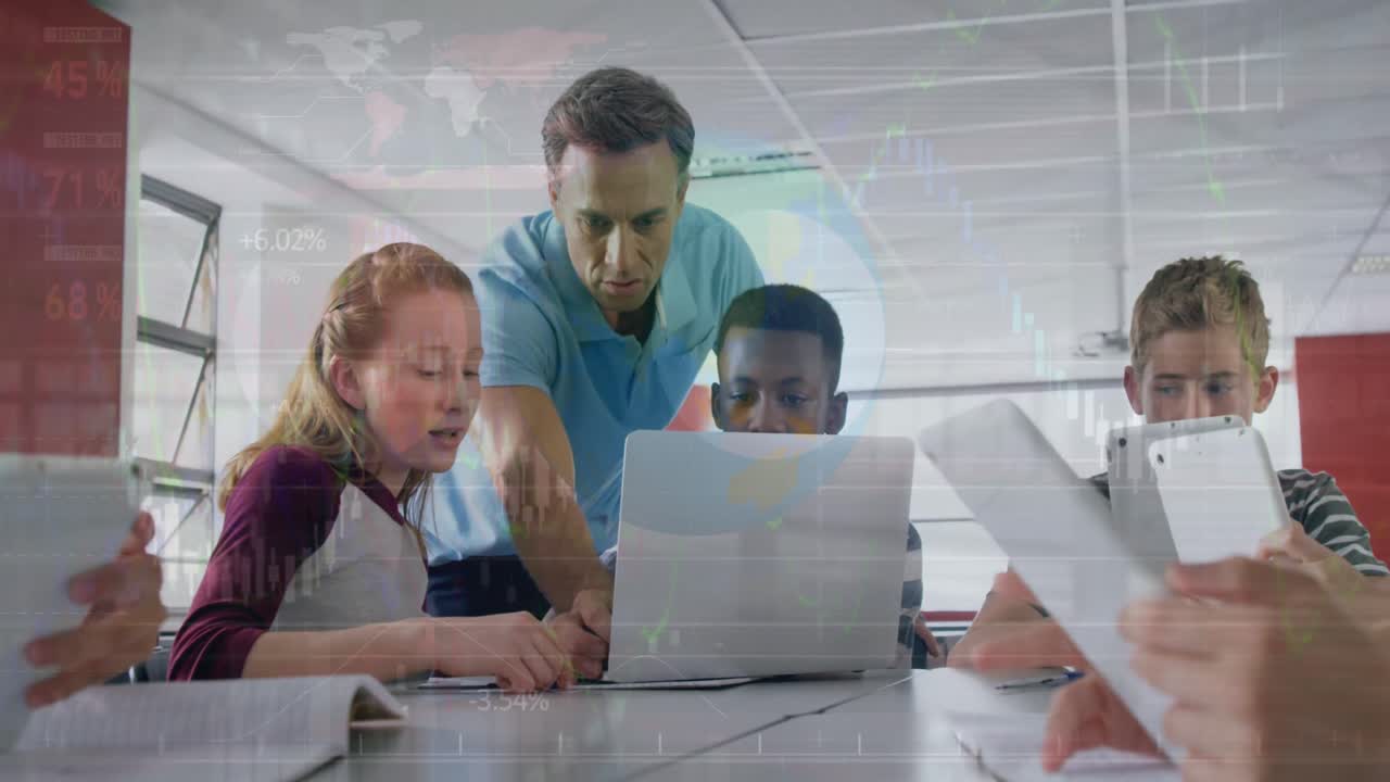 animación de un maestro caucásico enseñando a estudiantes multirraciales usando una computadora portátil a través de una interfaz infográfica