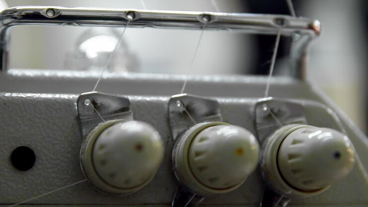 Close-up em Máquina de Costura Mostrando o Processo