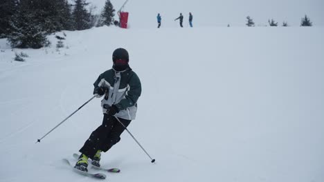 4K-slow-motion-of-skier-on-telemark-racing-by-in-the-snow-on-the-piste-while-its-cloudy-and-snowing-in-Norway