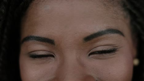 close-up van afro-amerikaanse vrouwen ogen kijken naar de camera