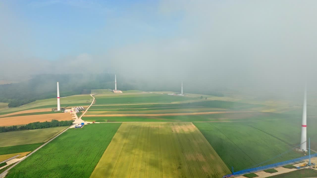 구름 뒤에 있는  ⁇ 에서 건설 중인 풍력 터빈
