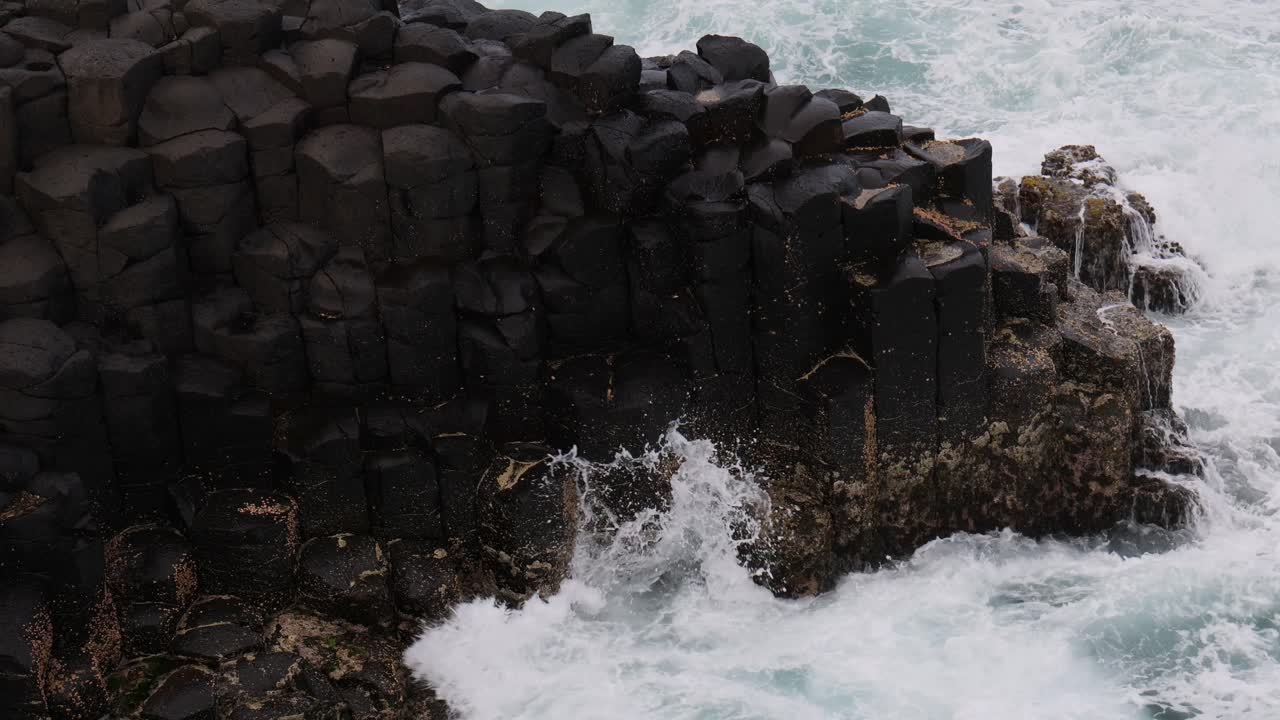 волны воздействуют на базальтовые колонны по временной последовательности