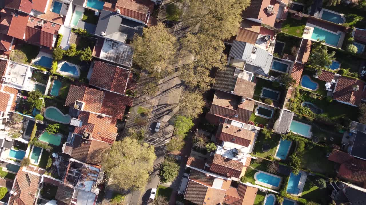 부에노스아이레스 비센테 로 페즈의 정원에 수영장이 있는 고급 주거 지역 - 공중 하향식