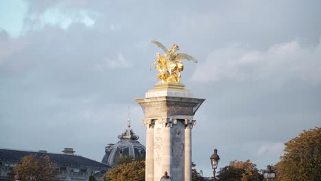 famas doradas escultura sobre zócalo contrapeso de pont alexandre iii en parís, francia
