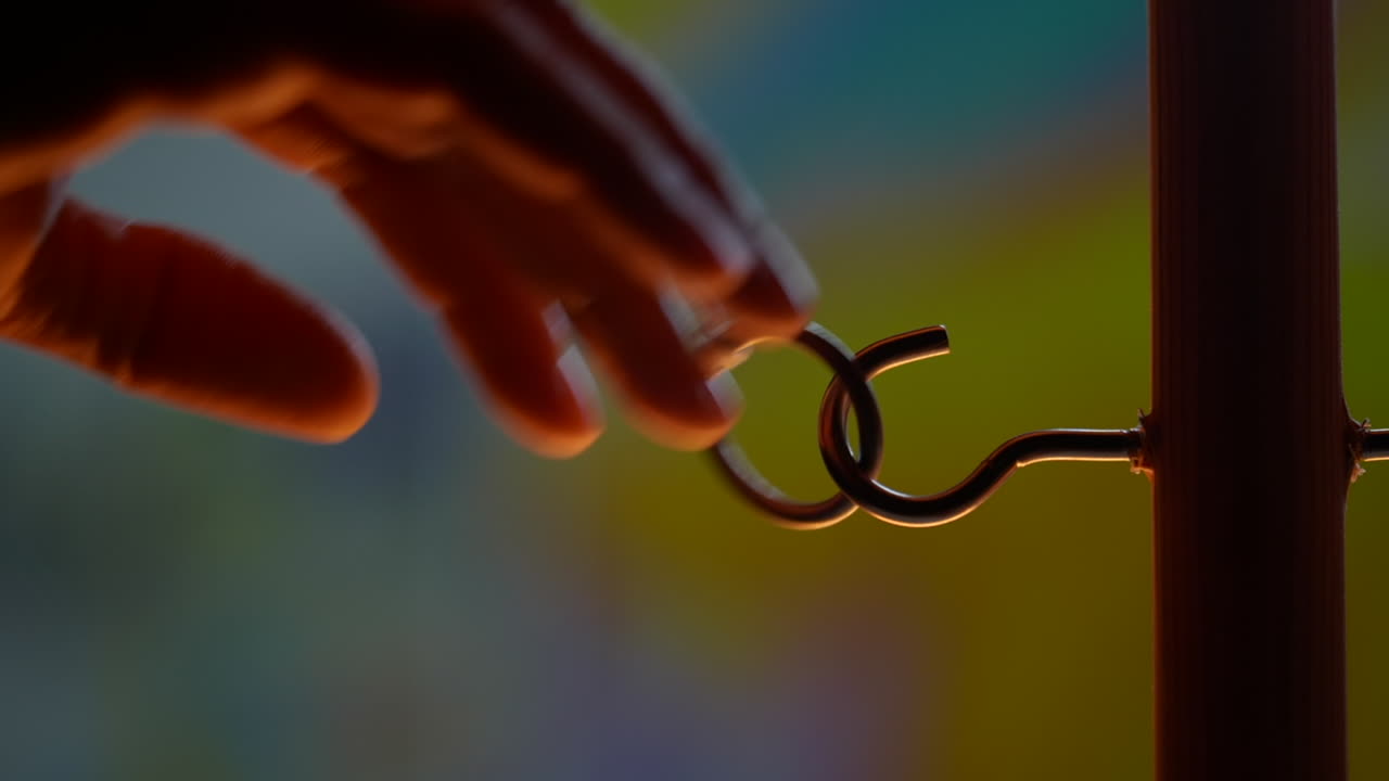 anillo vintage un toro juego de pub clásico retro anillo suspendido balanceándose en un gancho, cámara lenta, primer plano