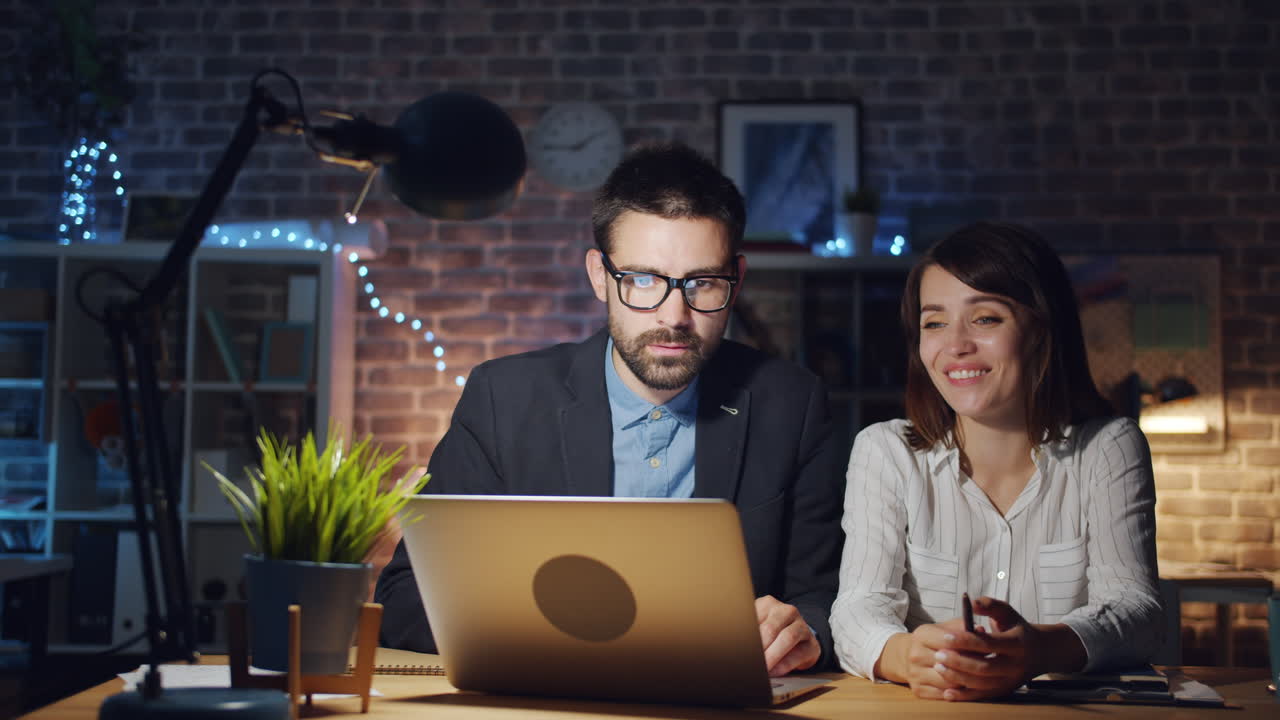 compañeros de trabajo que trabajan hasta tarde en la oficina