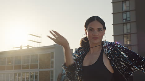 Hermosa-Mujer-Bailando-En-La-Azotea-Joven-Brasileña-Realizando-Movimientos-De-Baile-Latino-En-La-Ciudad-Al-Atardecer