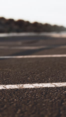 un primer plano de una carretera con líneas blancas