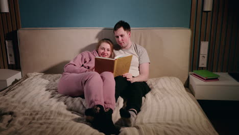 pareja leyendo en la cama