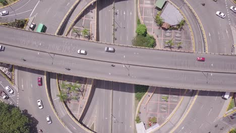 disparo de descenso lento de la rotonda con mucho tráfico en el día de verano