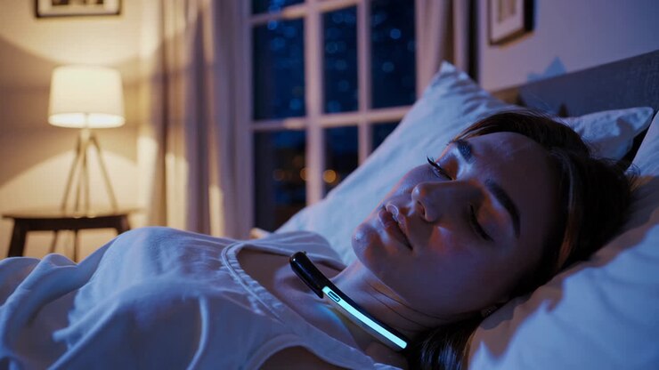 Donna che dorme con un dispositivo