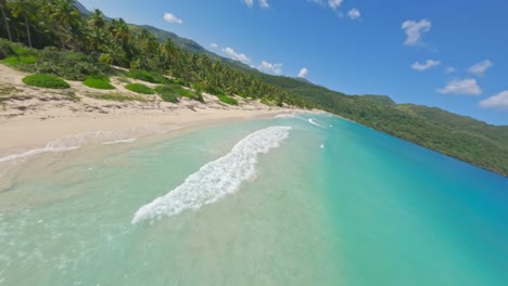 FPV-Drohnenflug-Allein-Im-Tropischen-Karibischen-Meer-In-Türkisfarbener-Farbe