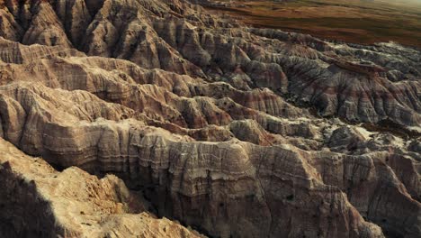 Hermosa-Toma-Aérea-Panorámica-De-Un-Paisaje-De-Terreno-De-Cañón-Desértico