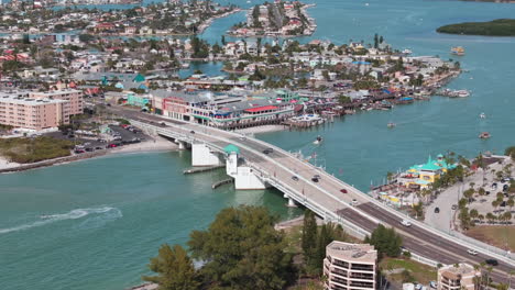 imágenes aéreas de drones del centro comercial de john's pass village en la playa de madeira, florida