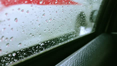 dentro de un camión en movimiento con su ventana cubierta de gotitas de agua durante las fuertes lluvias
