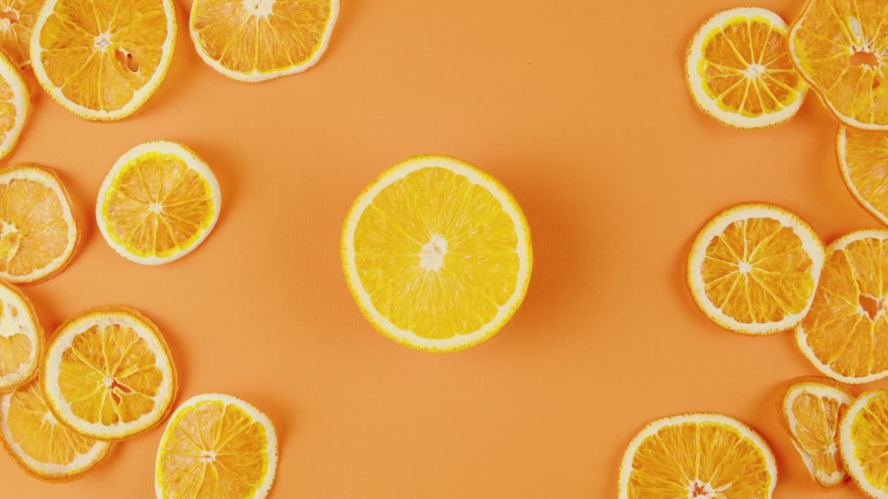 Tørrede appelsinskiver på orange baggrund
