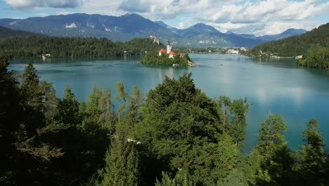 El-Lago-Bled-En-La-Ciudad-De-Bled-Es-Un-Popular-Destino-Turístico,-Y-Conocido-Sobre-Todo-Por-La-Pequeña-Isla-Con-La-Iglesia-De-Peregrinación,-Entre-Otros-Edificios