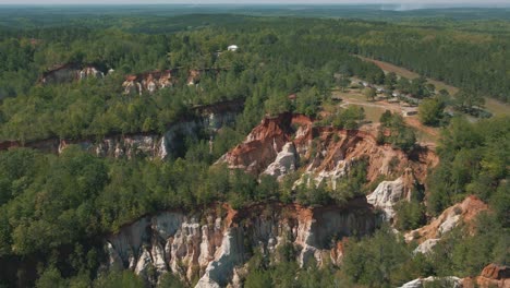 imágenes escénicas de drones de un enorme cañón en un día soleado