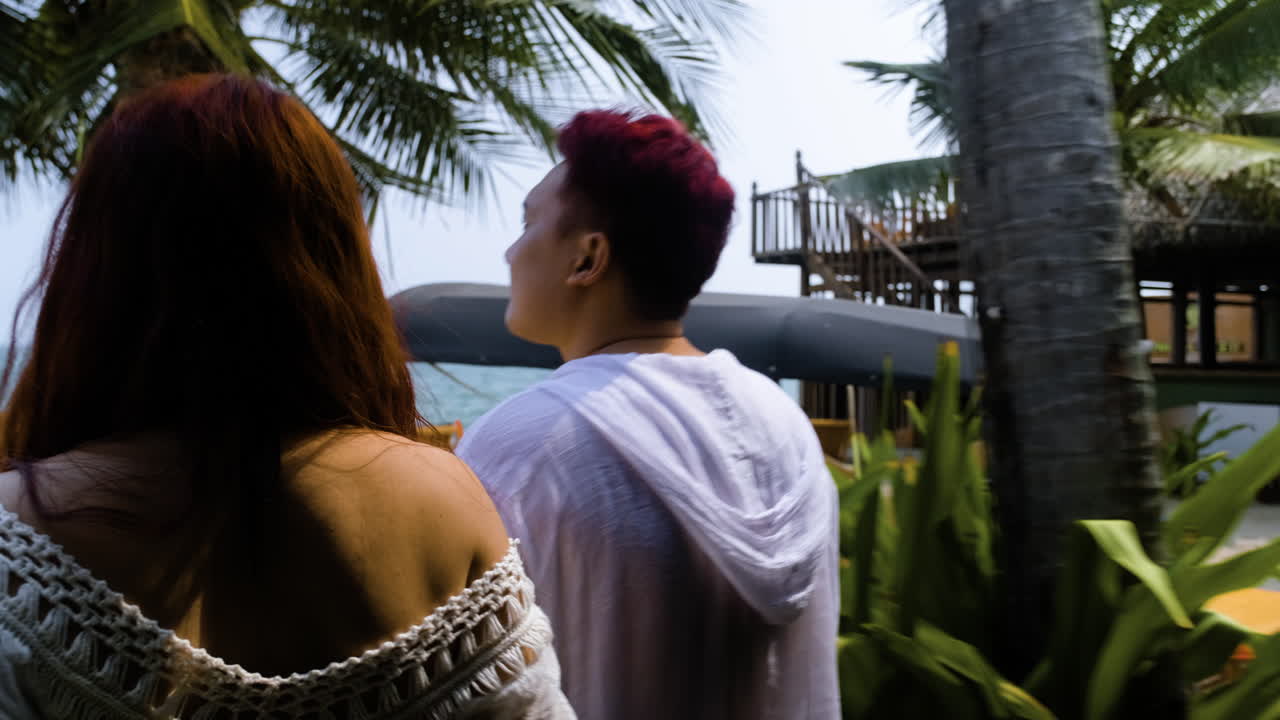 마사지 침대에 도착하는 커플