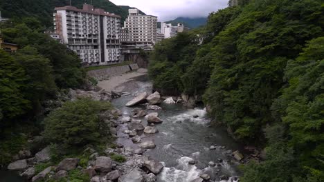 el valle y el río kinugawa fluyen a través de la ciudad de kinugawa onsen durante el día en japón