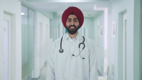 Glücklicher-Indischer-Sikh-Arzt-Lächelt