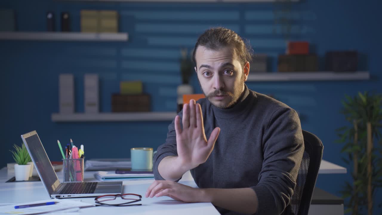 un hombre de negocios da una advertencia de parada.