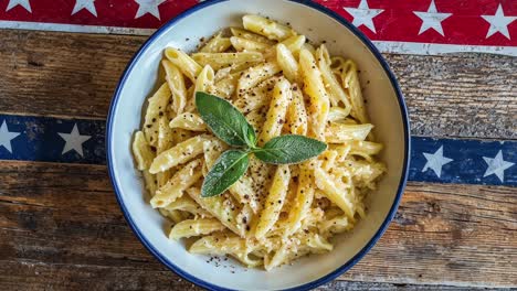 pasta de penne con salsa de queso cremosa