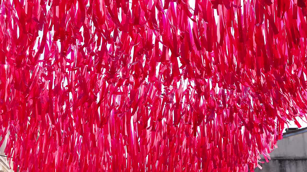 바람에 날아다니는 활기찬 은 리본