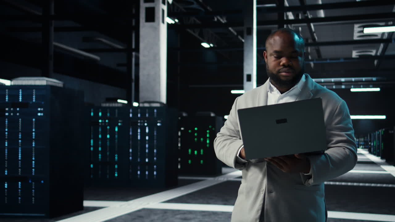 Vertikal video Datacenter IT-ekspert gennemgår ydeevne-dashboards for udstyrsracks