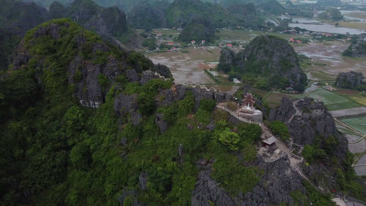 Rồng Hang Múa với phong cảnh Việt Nam ở hậu cảnh, góc quay drone toàn cảnh